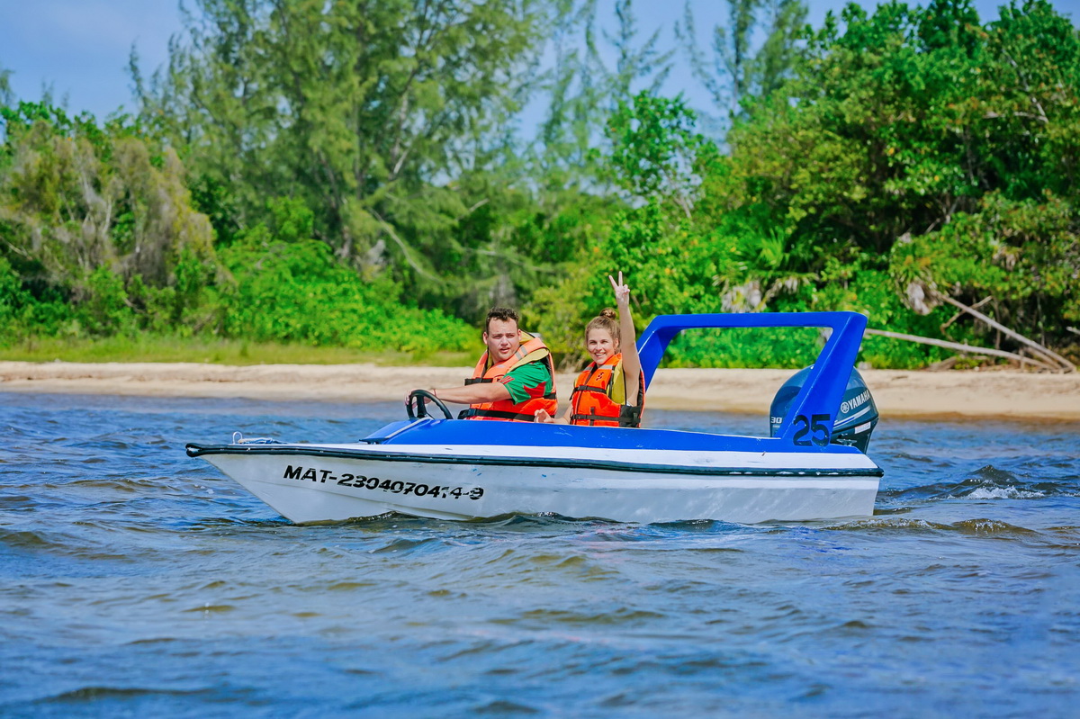 speed-boat-snorkel-beach